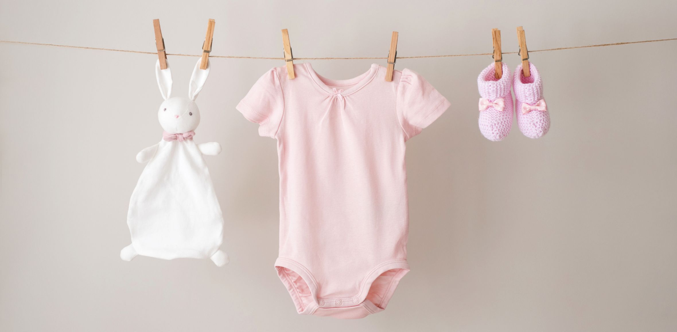 Babykleidung hängt an Wäscheleine