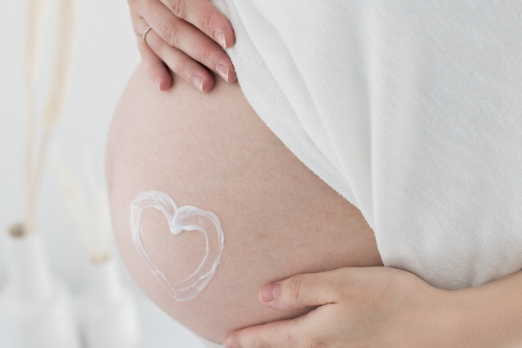 Sechster Schwangerschaftsmonat Babybauch mit Herz