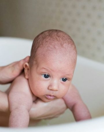 Baby wird gebadet