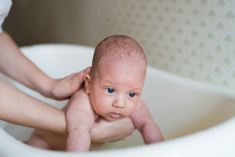 Baby wird gebadet