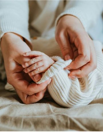 Baby wird angezogen