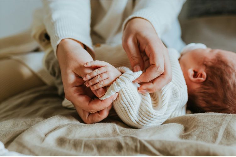 Baby wird angezogen