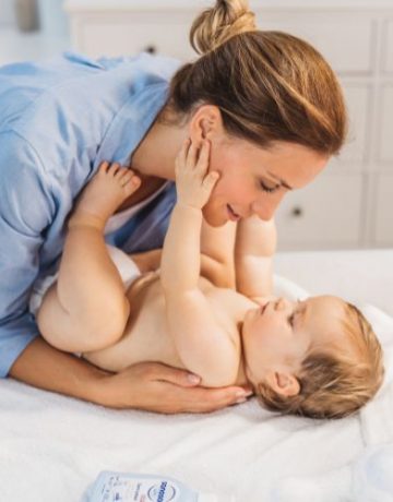 Baby und Mama kuscheln