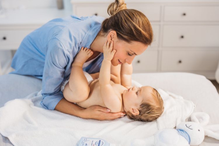 Baby und Mama kuscheln